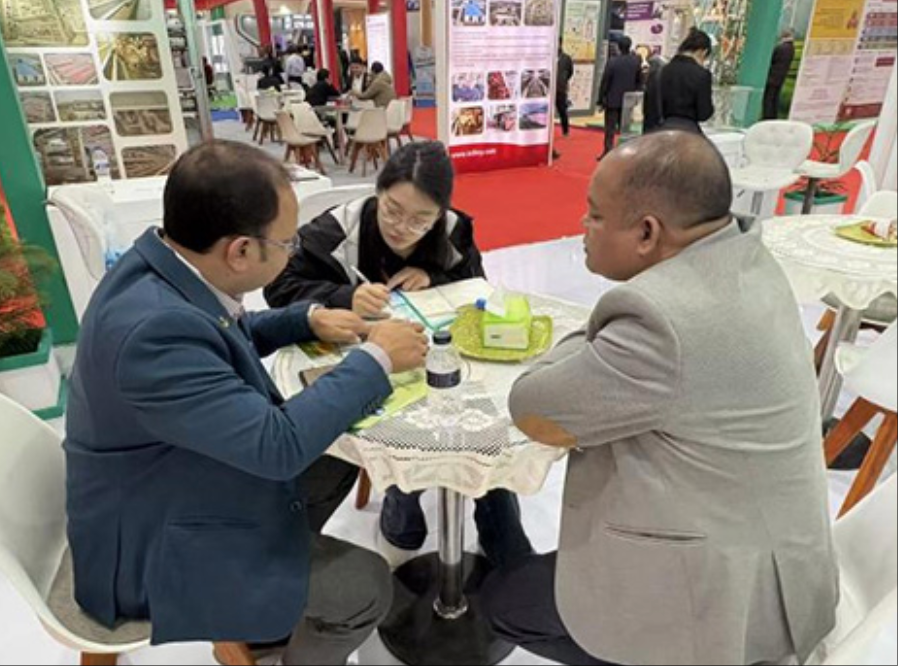VETRIVA in a partner discussion